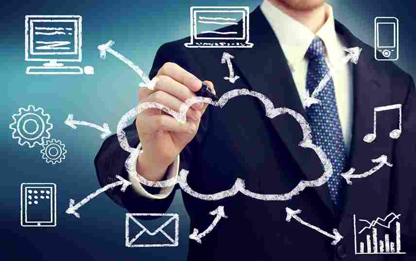 IT manager providing services of custom business solutions